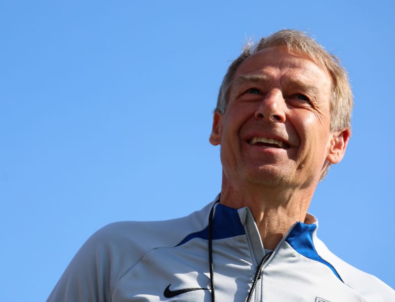 64년 만의 아시안컵 정상에 도전하는 축구대표팀 클린스만 감독이 19일(현지시간) 카타르 도하 알에글라 훈련장에서 훈련 전 국내 취재진과 인터뷰를 하고 있다.(연합뉴스)