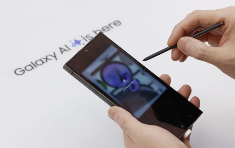 18일 서울 서초구 삼성 강남에서 방문객들이 삼성전자의 신제품 갤럭시S24 시리즈를 살펴보고 있다.