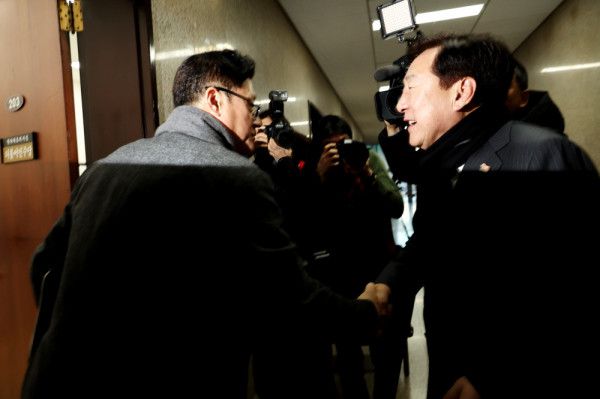 김기문 중소기업중앙회장이 24일 홍익표 더불어민주당 원내대표를 방문해 중대재해처벌법 유예 법안의 국회 통과를 호소했다.