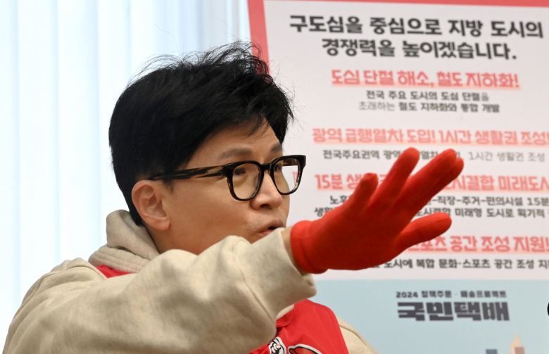 한동훈 국민의힘 비상대책위원장이 31일 오후 수원시의 한 카페에서 철도 지하화 관련 공약 발표 등 지역 주민의 애로 사항을 청취하고 있다.