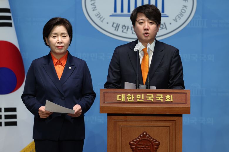 [서울=뉴시스] 추상철 기자 = 이준석 개혁신당 대표와 양향자 원내대표가 4일 오전 서울 여의도 국회에서 개혁신당 릴레이 정책 발표를 하고 있다. 2024.02.04. scchoo@newsis.com