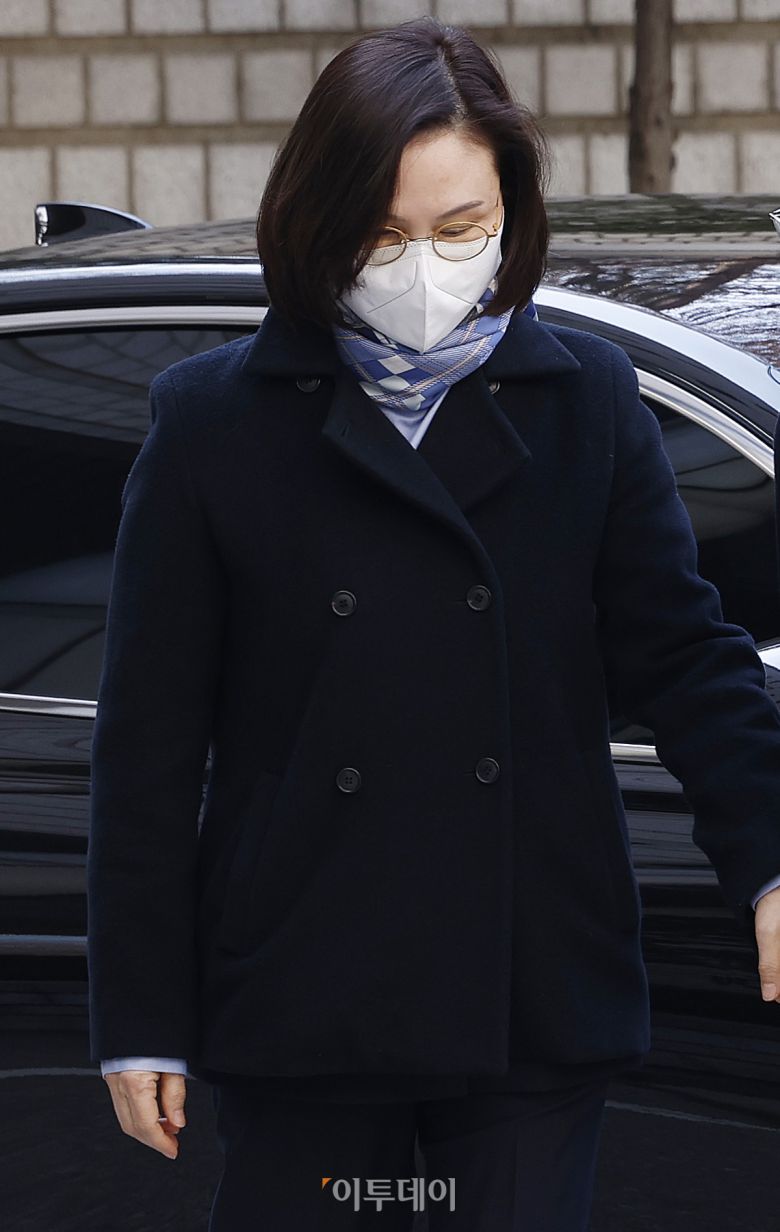 자녀 입시 비리 혐의 로 1심에서 실형을 선고받은 정경심 전 동양대 교수가 8일 오후 서울 서초구 서울고등법원에서 열리는 항소심 선고공판에 출석하고 있다. 조현호 기자 hyunho@