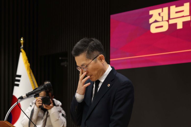 이필수 대한의사협회 회장이 6일 서울 용산구 대한의사협회 회관에서 ‘정부의 일방적인 의대정원 증원 관련 대한의사협회 긴급 기자회견’을 갖던 중 안경을 고쳐쓰고 있다. 신태현 기자 holjjak@