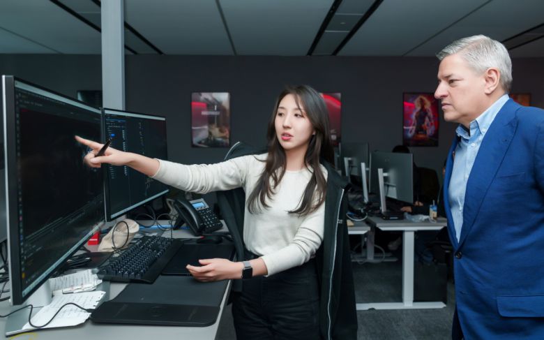 아이라인 스튜디오를 찾은 서랜도스(오른쪽) CEO의 모습.