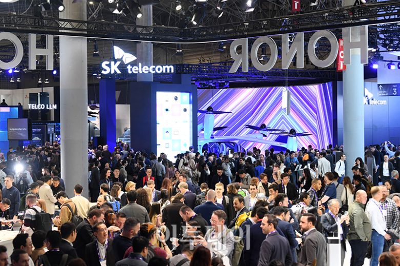 세계 최대 이동통신 전시회 '모바일 월드 콩그레스(MWC) 2024'가 개막한 26일(현지시간) 스페인 바르셀로나 피라 그란 비아 전시장을 찾은 관람객들이 전시를 관람하고 있다. 사진공동취재단