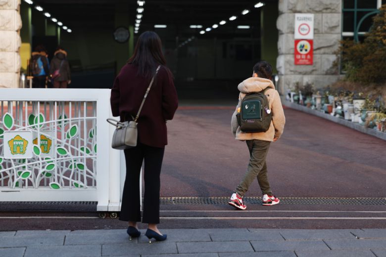 서울 시내의 한 초등학교에 등교하는 학생의 모습. 저출생 현상이 이어지면서 불과 2년 뒤인 2026년 우리나라 초·중·고교생 수가 500만 명을 밑돌 것으로 추산된다.