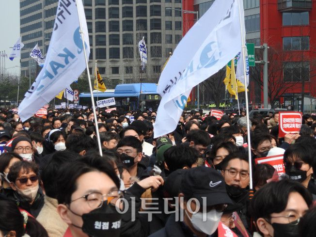 3일 서울 여의도공원 옆 여의대로 인근에서 열린 ‘의대정원 증원 및 필수의료 패키지 저지를 위한 전국의사 총궐기대회’에서 참가자들이 피켓을 들고 있다.