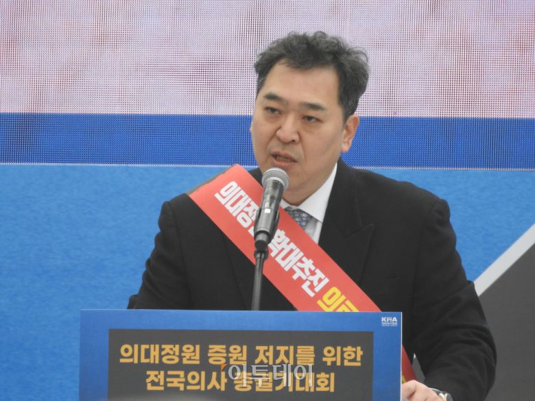 3일 서울 여의도공원 옆 여의대로 인근에서 열린 ‘의대정원 증원 및 필수의료 패키지 저지를 위한 전국의사 총궐기대회’에서 이형민 대한응급의학의사회 회장이 발언하고 있다.