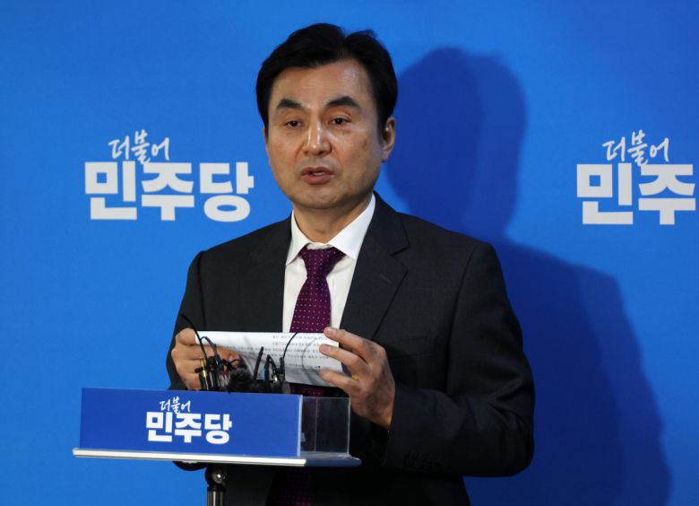 더불어민주당 안규백 전략공천관리위원장이 21일 국회 당 대표실 앞에서 5차 회의 결과를 설명하고 있다.
