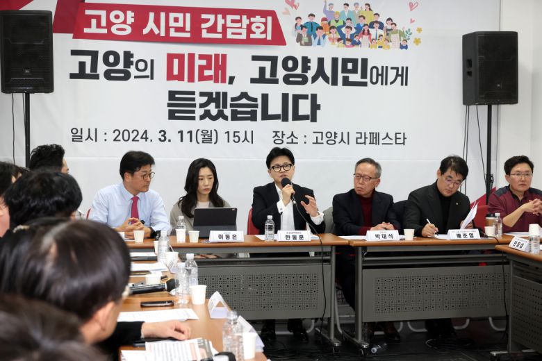 한동훈 국민의힘 비상대책위원장이 11일 오후 경기 고양 일산동구 라페스타에서 열린 '경기-서울 리노베이션TF 경기 고양시 시민 간담회'에서 발언을 하고 있다.