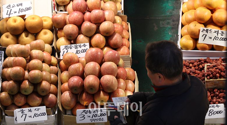 13일 경기 부천 삼산농산물 도매시장에서 시민이 과일을 구입하고 있다. 고이란 기자 photoeran@