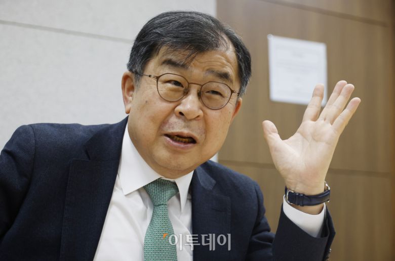 박재필 법무법인(유한) 바른 경영 총괄 대표 변호사가 14일 서울 강남구 테헤란로 바른 빌딩 사무실에서 본지와 인터뷰를 하고 있다.