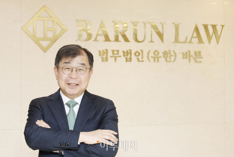 박재필 법무법인(유한) 바른 경영 총괄 대표 변호사가 14일 서울 강남구 테헤란로 바른 빌딩에서 본지와 인터뷰에 앞서 포즈를 취하고 있다.