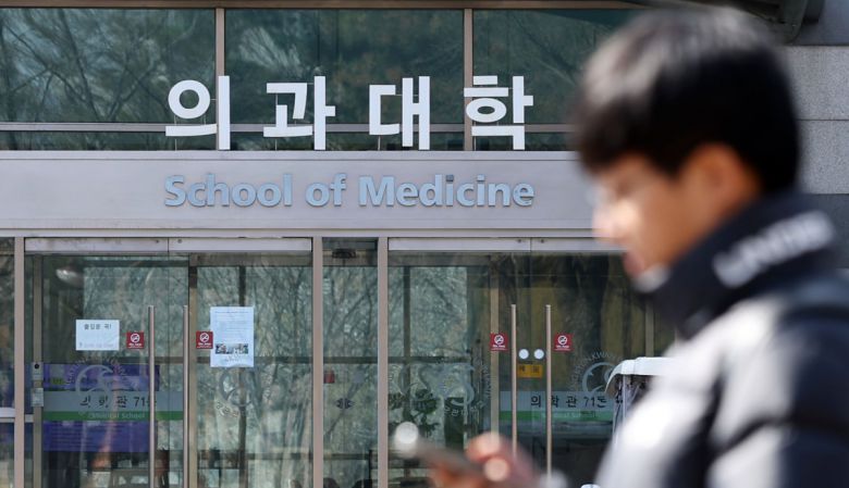 [수원=뉴시스] 홍효식 기자 = 정부가 2025학년도 의과대학 학생 정원 대학별 배정 결과를 발표한 20일 경기도 수원 장안구 성균관대학교 의과대학 모습. 정원 50명 이하 '소규모 의대'만 있었던 경기·인천권의 경우 5개 대학에 361명의 정원이 배분됐다. 학교별로 살펴보면 성균관대 120명, 아주대 120명, 차의과대 80명, 인하대 120명, 가천대 130명이다. 2024.03.20. yesphoto@newsis.com