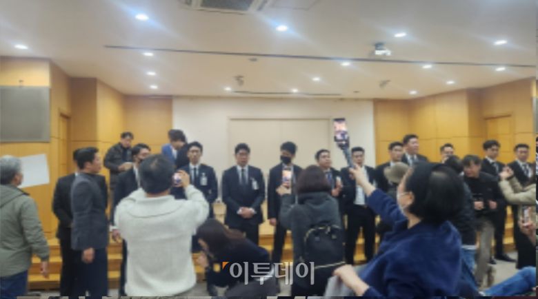 조대웅 셀리버리 대표가 주주총회를 시작하자 주주들이 항의하고 있다.