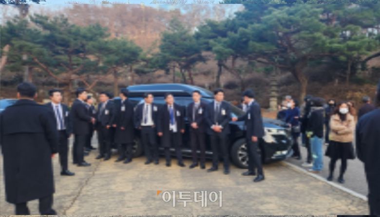 주주총회가 끝난 후 주주들이 조대웅 셀리버리 대표가 탑승한 차를 가로막고 있다.