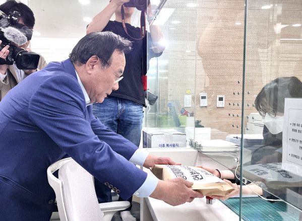 배조웅 중소기업중앙회 수석부회장이 1일 오전 서울 종로구 헌법재판소 앞에서 열린 중대재해처벌법 헌법소원 청구 기자회견을 마치고, 민원실로 이동해 헌법소원심판 청구서를 제출하고 있다.