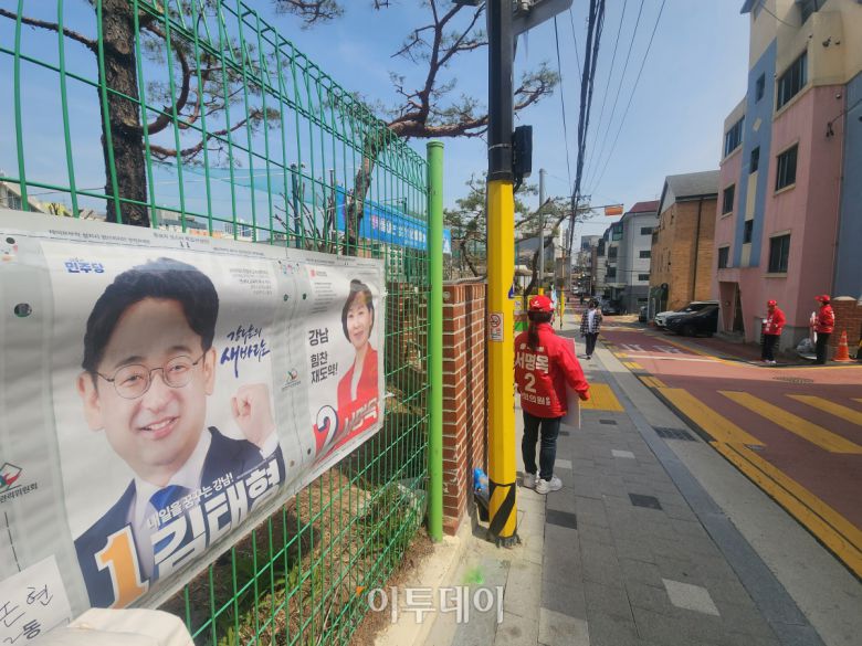 2일 논형동 한 초등학교 울타리에 22대 총선 후보자 선거 벽보가 붙어있다. (김은재 기자. silverash@)