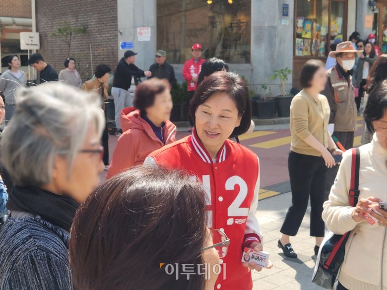 2일 서명옥 국민의힘 강남갑 후보가 논현동 소재 초등학교 하교길에서 학부모들과 만나 얘기를 하고 있다. (김은재 기자. silverash@)