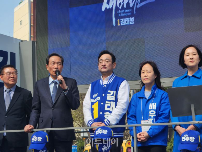 2일 김태형 후보가 압구정역 인근에서 유세차량에 올라 지지를 호소하고 있다. (김은재 기자. silverash@)