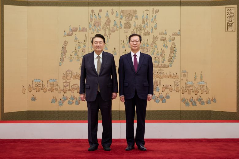 윤석열 대통령이 올해 2월 20일 서울 용산 대통령실 청사에서 박성재 법무부 장관에게 임명장을 수여한 뒤 기념 촬영을 하고 있다.