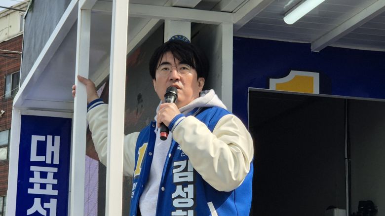 경기 고양갑에 출마한 더불어민주당 김성회 후보가 유세 활동을 펼치고 있다.
