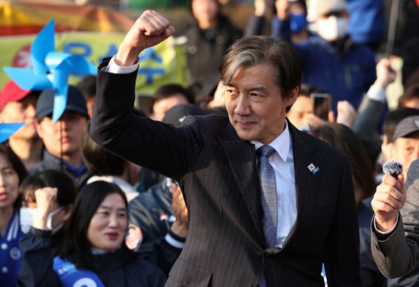 조국혁신당 조국 대표가 1일 오후 경기 성남시 수인분당선 야탑역 1번 출구 앞 유세에서 지지자들의 환호에 손을 들어 보이고 있다.(연합뉴스)