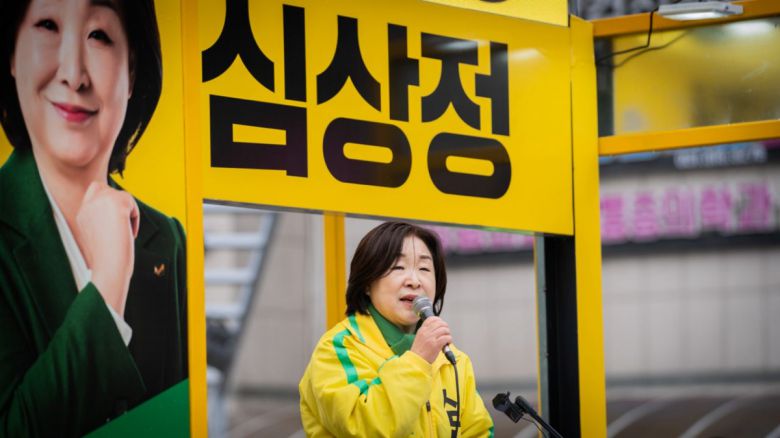 경기 고양갑에 출마한 녹색정의당 심상정 후보가 유세 활동을 펼치고 있다.