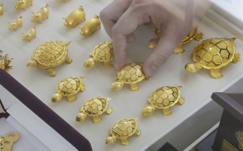 미국 인플레이션 둔화 가능성이 낮을 것으로 전망되면서 금 선물 가격이 사상 처음으로 온스당 2300달러를 돌파했다. 3일(현지시간) 뉴욕상업거래소에서 6월 인도분 금 선물 종가는 전 거래일보다 33.2달러(1.5%) 오른 온스당 2315.0달러를 기록했다. 4일 서울 종로구 한국금거래소에서 직원이 금을 정리하고 있다. (조현호 기자 hyunho@)