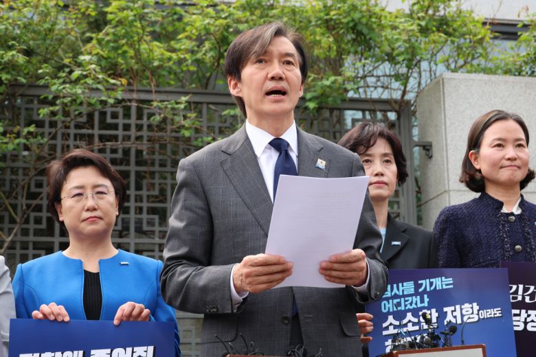 조국혁신당 조국 대표를 비롯한 국회의원 당선자들이 11일 오후 서울 서초구 대검찰청 앞에서 김건희 여사에 대한 수사를 촉구하는 기자회견을 하고 있다.
