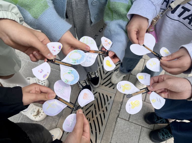 11일 기억교실 앞에서 만난 초등학생들이 추모 학예품을 들어보이고 있다.