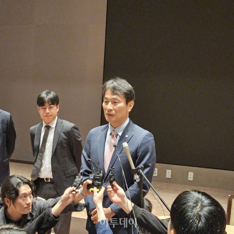 이복현 금융감독원장이 25일 오전 한국거래소 컨퍼런스홀에서 열린 ‘개인투자자와 함께하는 열린 토론(2차)’ 직후 기자들과 만나 발언하고 있다.