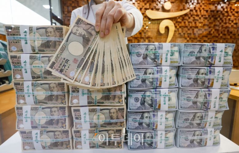 10일(현지시간) 미국 뉴욕 외환시장에서 엔/달러 환율이 달러당 153.16엔까지 치솟으며 엔화 가치가 1990년 6월 이후 34년 만의 최저 수준으로 떨어졌다. 이날 발표된 3월 미국 소비자물가지수(CPI) 상승률이 시장 예상치를 상회하는 3.5%로 집계됐다는 발표가 나오면서 급락했다. 이는 지난해 9월(3.7%) 이후 6개월 만에 가장 높은 수치다. 11일 서울 중구 하나은행 위변조대응센터에서 직원이 엔화와 달러를 정리하고 있다. 조현호 기자 hyunho@