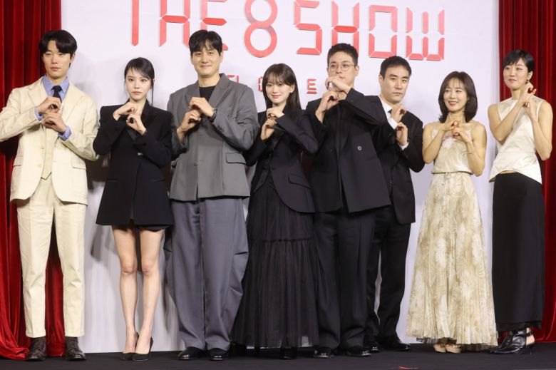 배우 류준열, 이열음, 박해준, 천우희, 한재림 감독, 박정민, 배성우, 문정희, 이주영이 10일 오전 서울 중구 앰배서더 서울 풀만에서 열린 넷플릭스 시리즈 'The 8 Show(더 에이트 쇼)' 제작발표회에서 포즈를 취하고 있다.