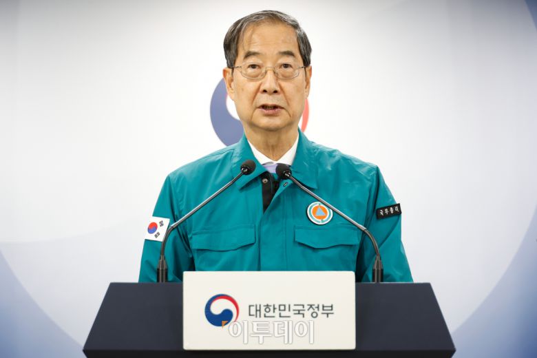 한덕수 국무총리가 16일 서울 종로구 정부서울청사에서 의대정원 증원 관련 대국민담화문을 발표하고 있다. 이날 서울고등법원은 의대교수·전공의·의대생·수험생 등 18명이 보건복지부·교육부 장관을 상대로 낸 2025학년도 의대 정원 2000명 증원·배분 결정의 집행정지 신청을 각하·기각 했다.