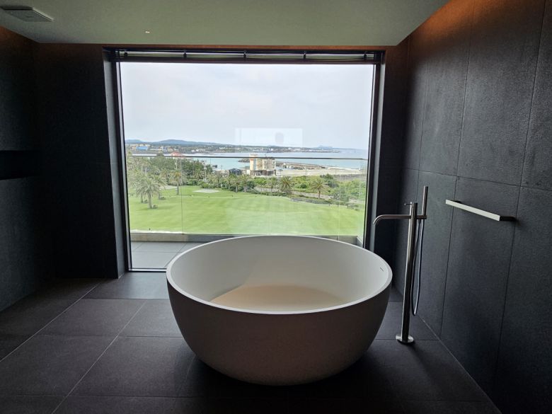 시그니처 노을 객실의 욕조 공간.