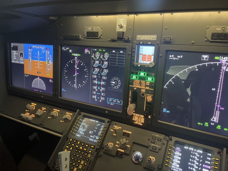 FTD 내 화면. 고도, 속도, 엔진 상태 등 운항에 필요한 여러 정보를 볼 수 있다.