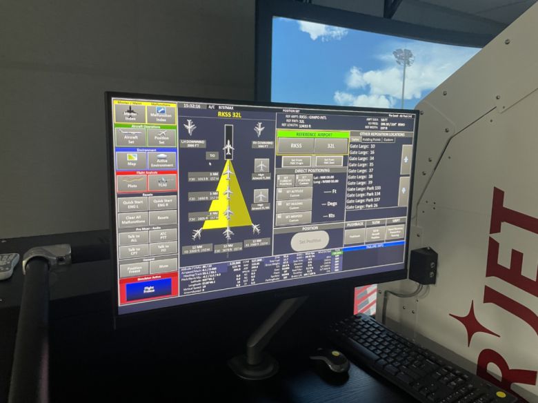 FTD와 연동된 컴퓨터. 이를 통해 FTD에 다양한 상황을 부여할 수 있다.