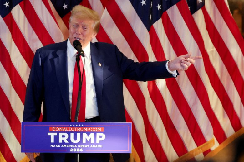 도널드 트럼프 전 미국 대통령이 지난달 31일(현지시간) 미국 뉴욕 트럼프 타워에서 기자회견을 하면서 제스처를 취하고 있다. 뉴욕(미국)/로이터연합뉴스