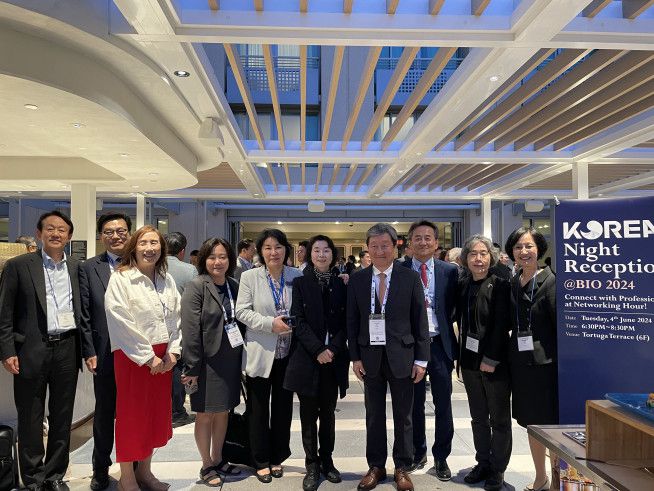 코리아 나잇 리셉션을 공동주관한 임원들 단체사진(엄승인 전무 오른쪽에서 다섯 번째)