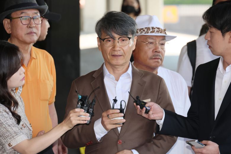 김건희 여사에게 명품 가방을 전달한 혐의를 받는 최재영 목사가 지난달 31일 오전 서울 서초구 서울중앙지검에 재소환되고 있다.