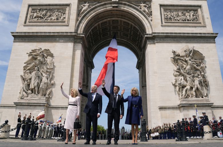 조 바이든 미국 대통령 부부와 에마뉘엘 마크롱 프랑스 대통령 부부가 개선문 앞에서 인사하고 있다. 파리/AP연합뉴스