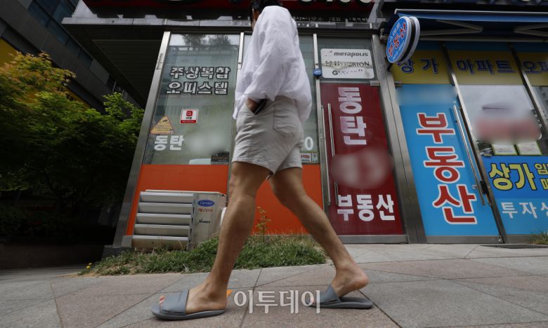 서울·인천에 이어 경기도 화성시에서도 잇따라 전세사기가 발생하고 있는 20일 경기도 화성시의 한 공인중개사 사무소 문이 굳게 닫혀있다. 이 공인중개사 사무소는 253채 오피스텔 소유 임대인이 전세 계약을 위탁한 것으로 알려져 있다. 이날 금융당국은 전세 사기 피해자를 대상으로 주택담보대출비율(LTV)과 총부채원리금상환비율(DSR) 등 가계대출 규제를 한시적으로 예외 적용하기로 했다. 조현호 기자 hyunho@