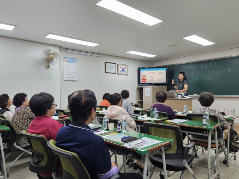 25일 오전 10시 경기도 수원시 팔달구 수원제일평생제일학교에서 어르신들을 대상으로 키오스크 사용법 수업을 진행하고 있다.