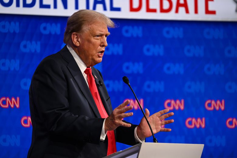 27일(현지시간) 도널드 트럼프 전 미국 대통령이 미국 조지아주 애틀랜타 CNN 스튜디오에서 열린 2024년 1차 대선후보 TV토론회에서 연설을 하고 있다. 애틀랜타(미국)/AFP연합뉴스