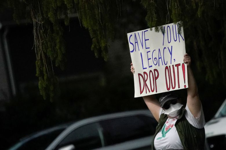 조 바이든 미국 대통령이 5일(현지시간) 선거 유세를 위해 미국 위스콘신주 매디슨을 방문한 가운데 한 시위자가 후보 사퇴를 요구하는 팻말을 들고 있다. 매디슨(미국)/로이터연합뉴스