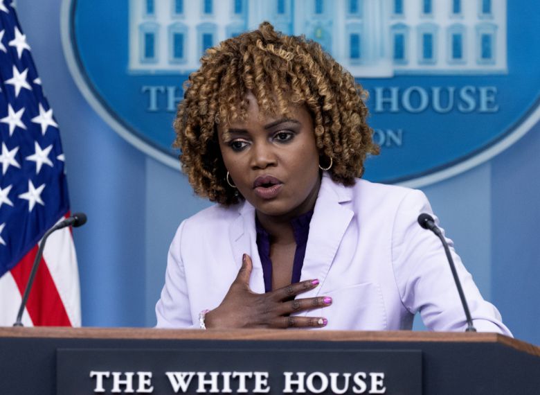 장피에르 백악관 대변인은 바이든 대통령을 둘러싼 파킨슨병 의혹과 관련해 “대통령은 파킨슨병 치료를 받은 적이 없고 해당 약을 복용하지 않았으며 치료 계획도 없다”고 전면 부인했다. EPA연합뉴스