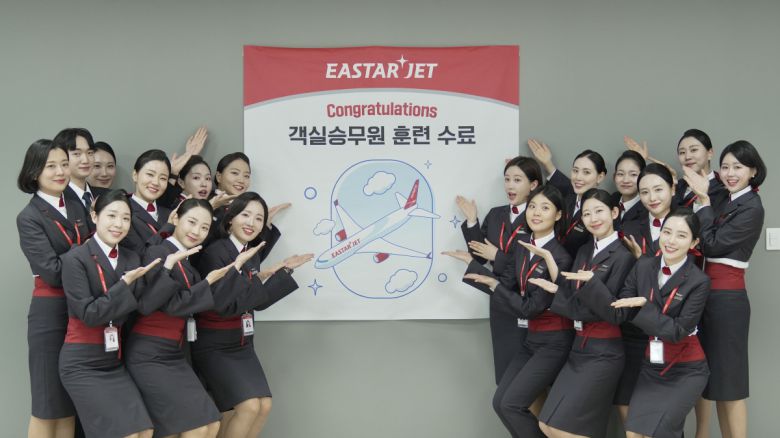 이스타항공 신입 승무원들이 수료식을 마치고 기념 촬영을 하고 있다. (사진제공=이스타항공)