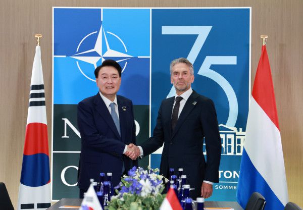윤석열 대통령이 10일(현지시간) 북대서양조약기구(NATO·나토) 75주년 정상회의가 개최된 미국 워싱턴DC 월터 E. 워싱턴 컨벤션센터에서 열린 한-네덜란드 정상회담에서 딕 스호프 네덜란드 총리와 악수하고 있다.