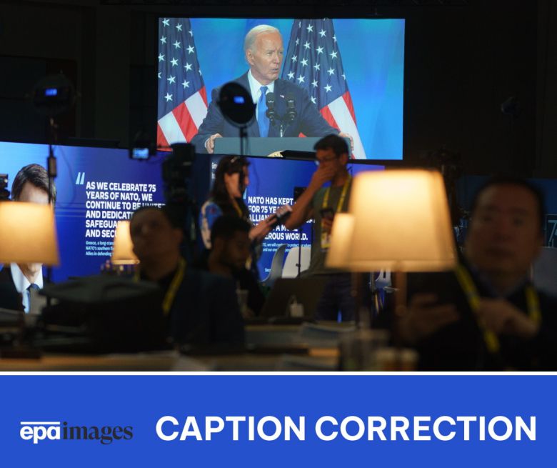 11일(현지시간) 미국 워싱턴D.C. 월터E.워싱턴컨벤션 센터에서 취재진이 북대서양조약기구(나토·NATO) 정상회의 별개로 진행된 조 바이든 미국 대통령의 기자회견 중계 화면을 지켜보고 있다. 워싱턴D.C.(미국)/EPA연합뉴스